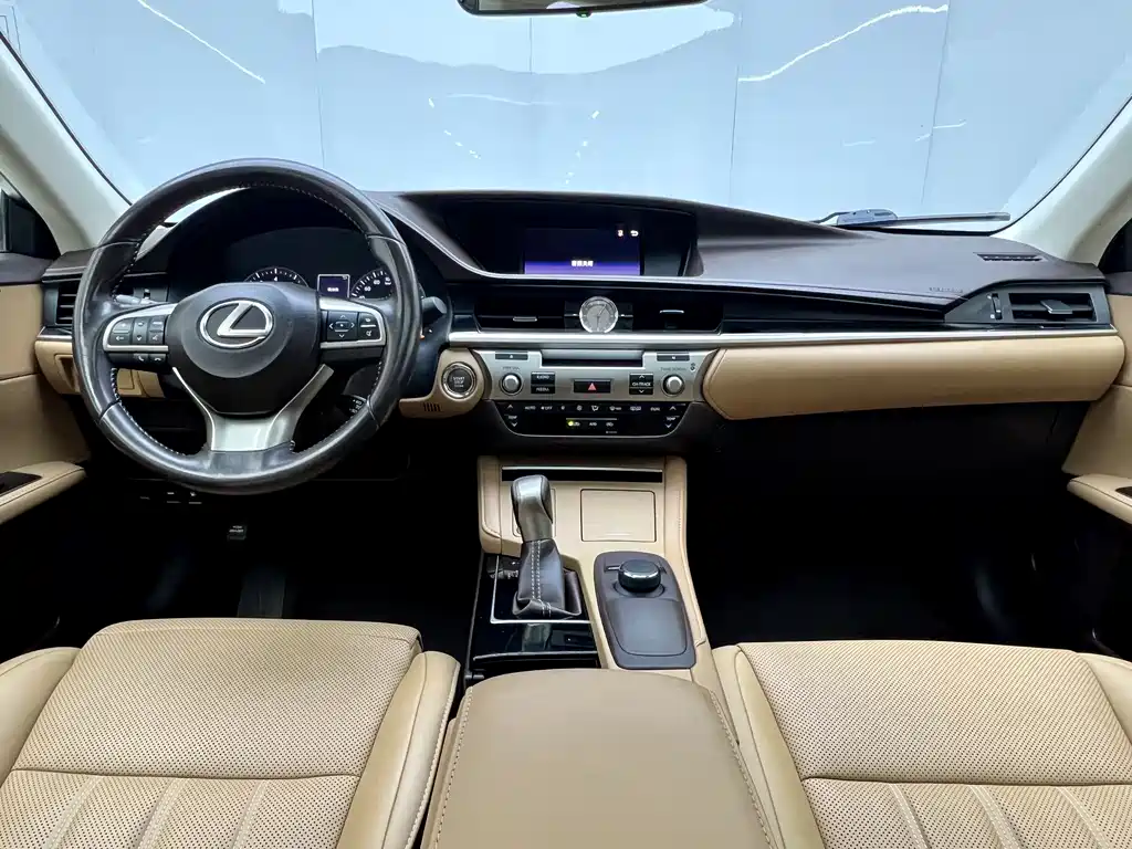 Lexus ES 2018 — фото 14