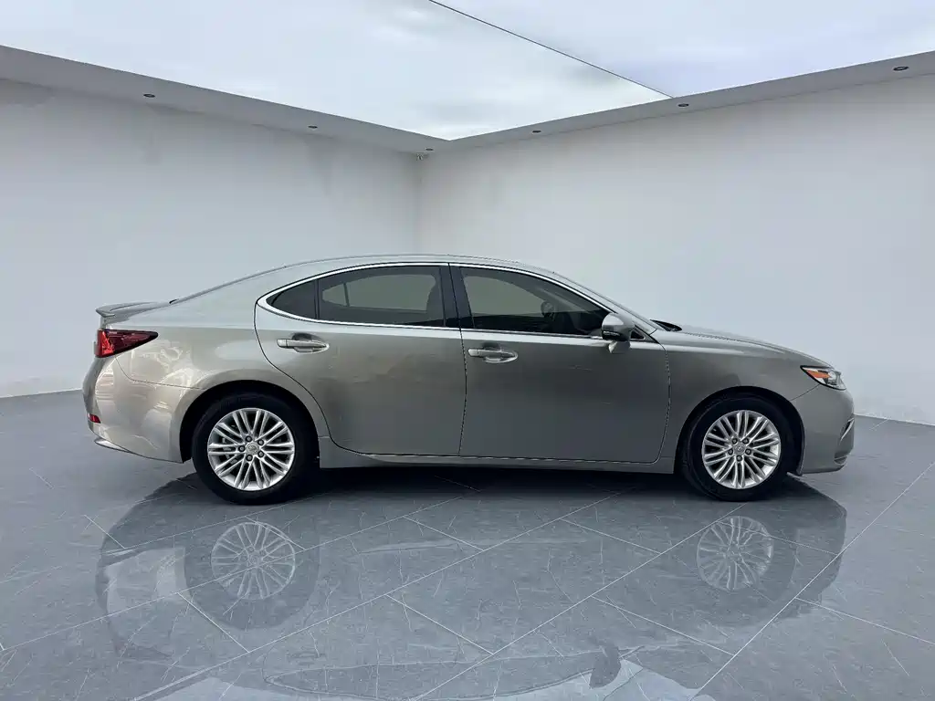 Lexus ES 2017 — фото 16
