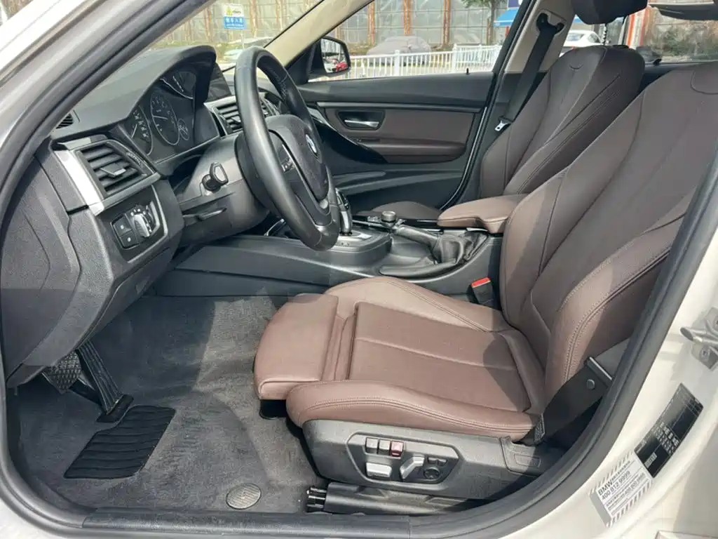 BMW 3 Series 2018 — фото 13