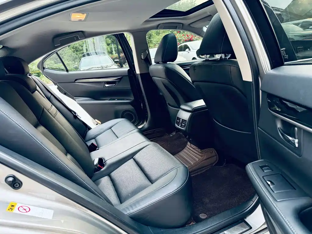 Lexus ES 2015 — фото 15