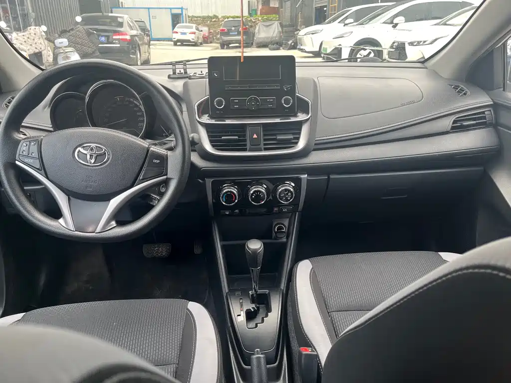 Toyota Yaris L 2023 — фото 9