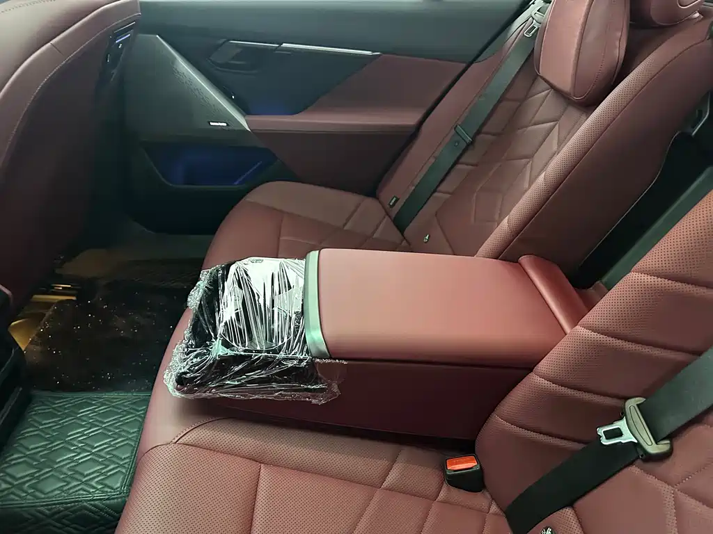 BMW 5 Series 2025 — фото 16