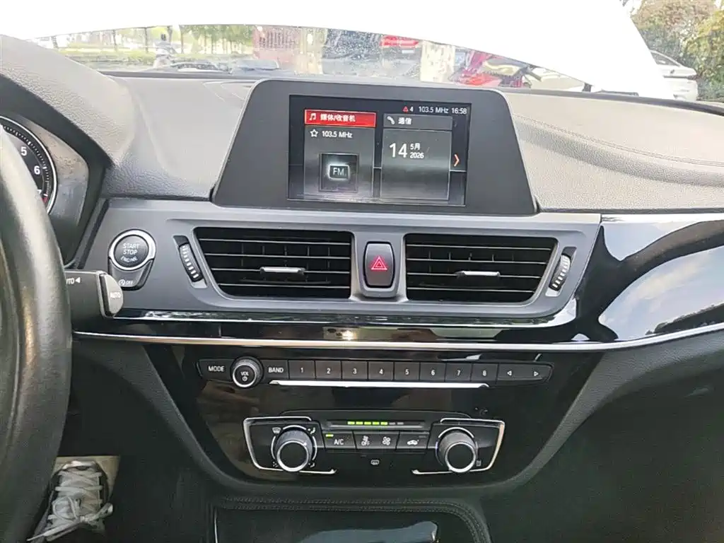 BMW 1 Series 2019 — фото 13
