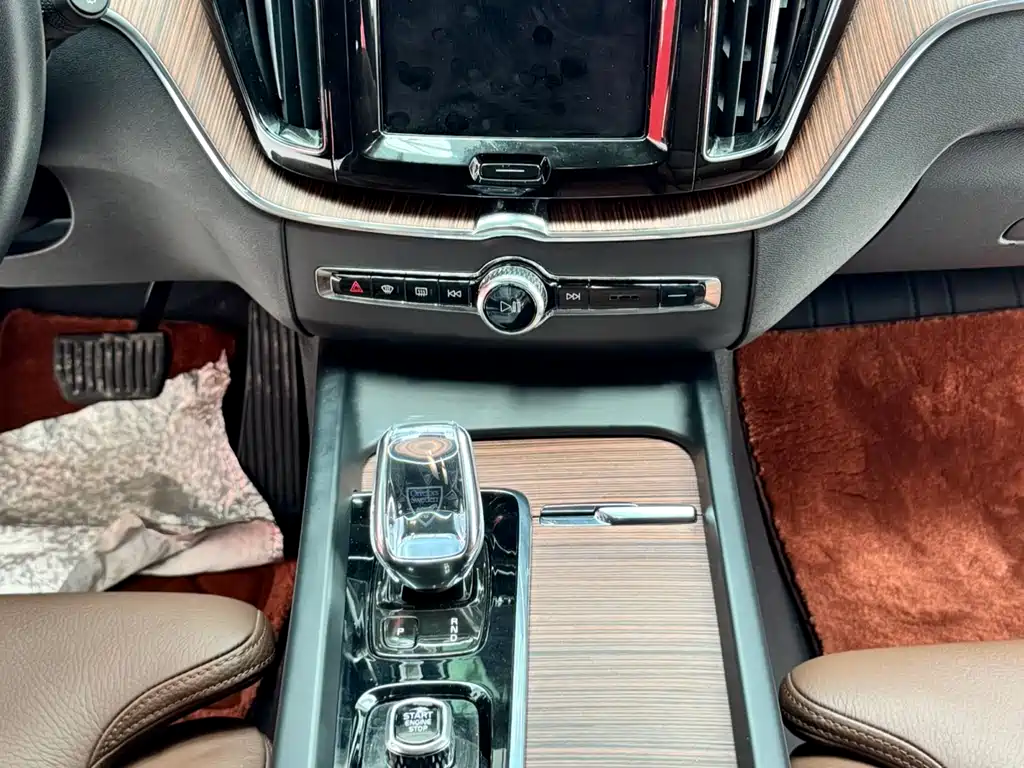 Volvo XC60 2022 — фото 7