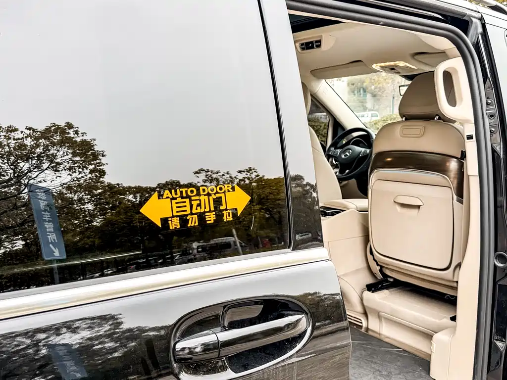 Mercedes-Benz V-Class 2023 — фото 27