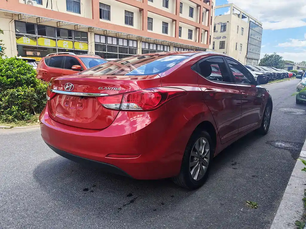 Hyundai Elantra 2016 — фото 9