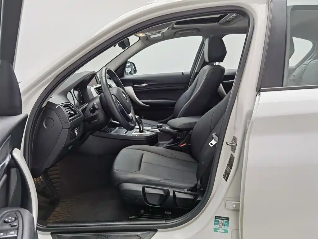 BMW 1 Series 2019 — фото 10