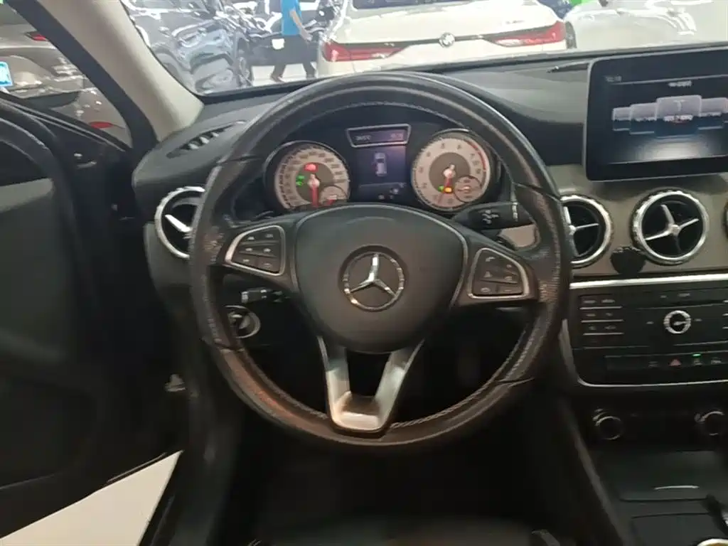 Mercedes-Benz GLA 2017 — фото 11