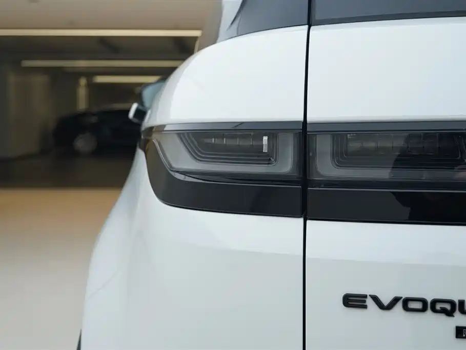 Land Rover Evoque 2023 — фото 16