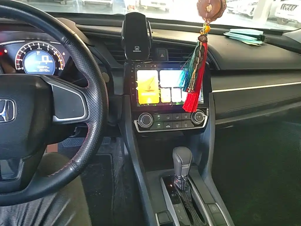 Honda Civic 2018 — фото 10