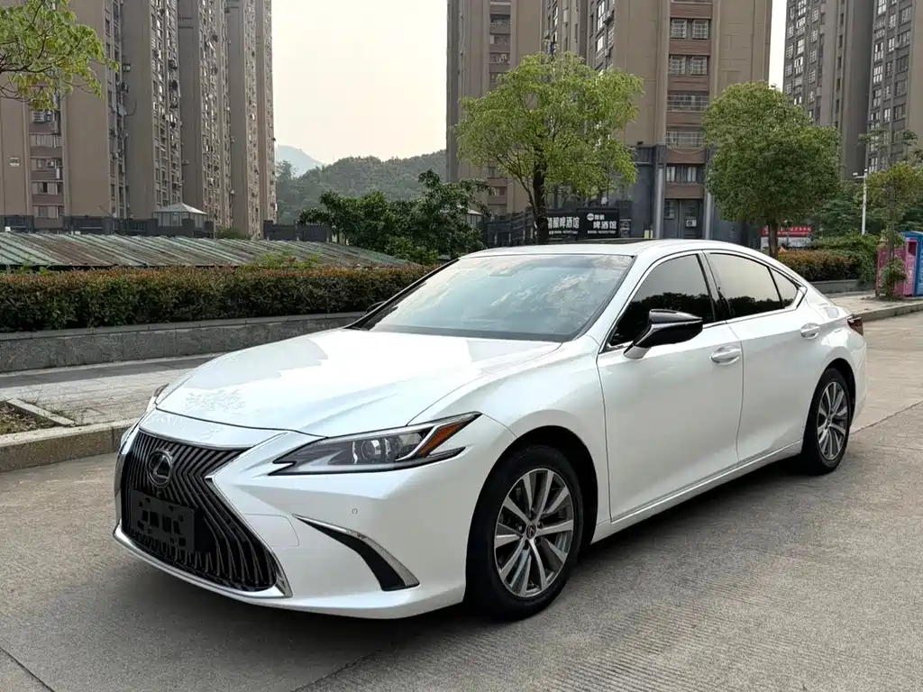 Lexus ES 2022 — фото 1