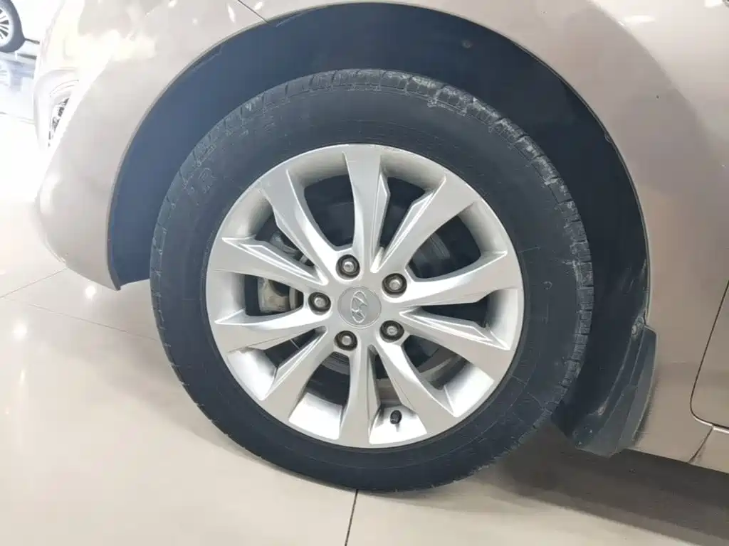 Hyundai Elantra 2017 — фото 23