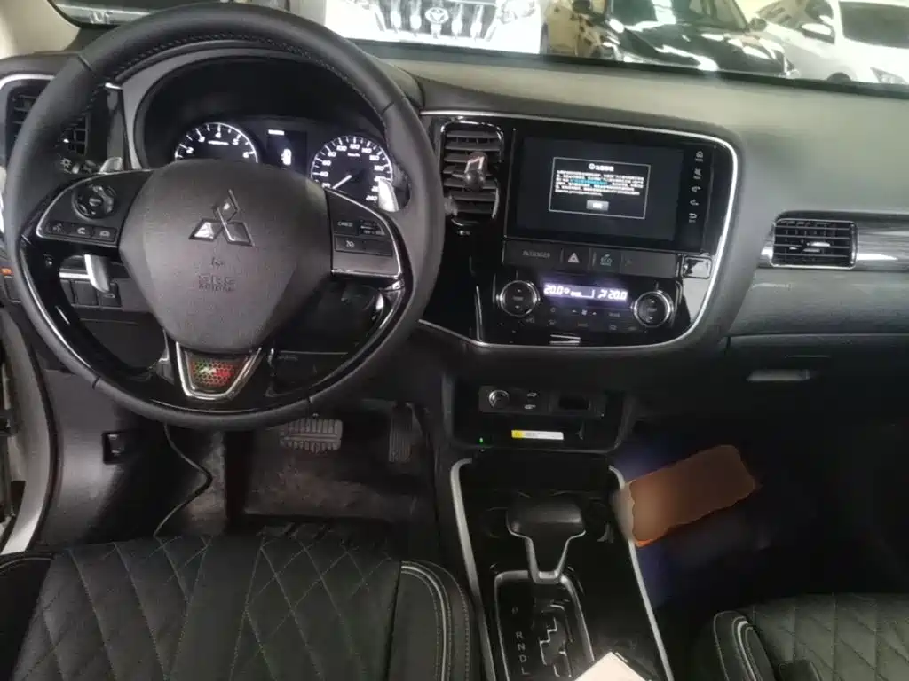 Mitsubishi Outlander 2020 — фото 10