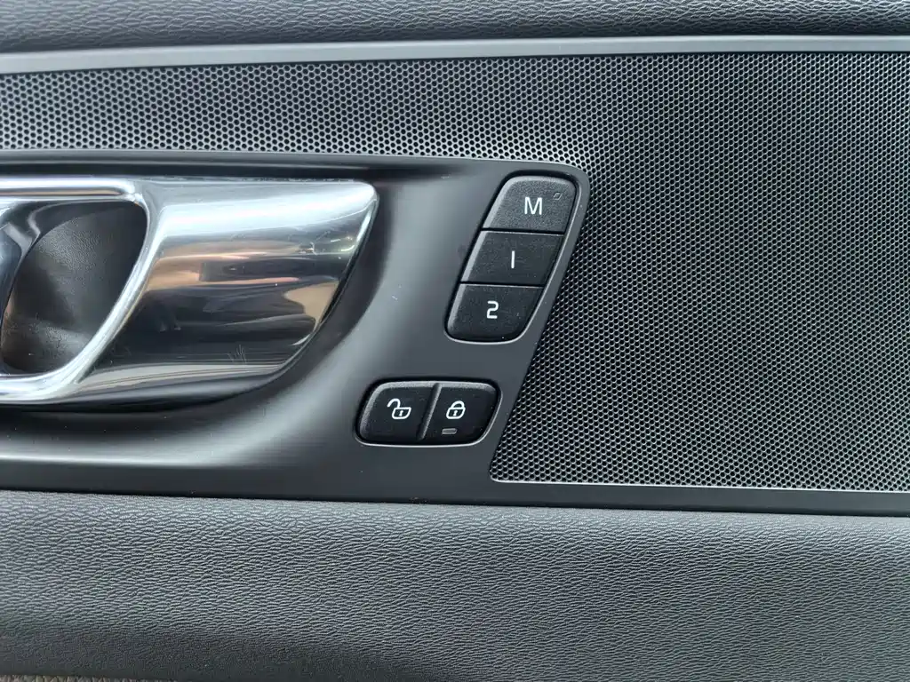 Volvo XC60 2020 — фото 8