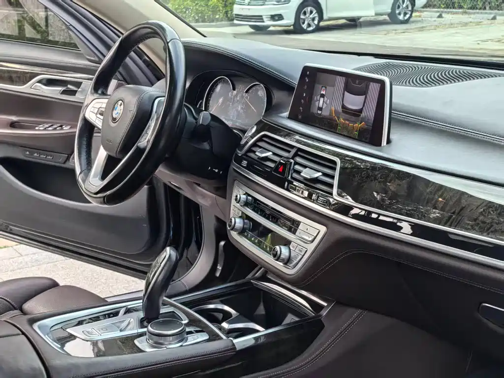 BMW 7 Series 2019 — фото 11