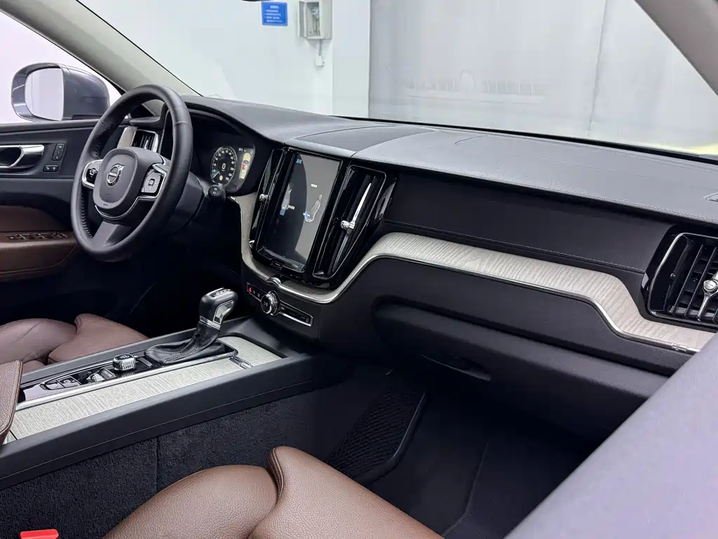 Volvo XC60 2020 — фото 12