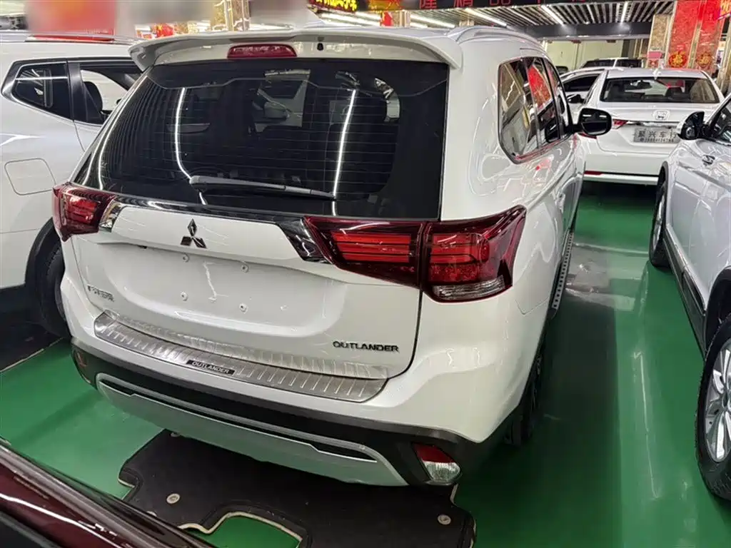 Mitsubishi Outlander 2019 — фото 8