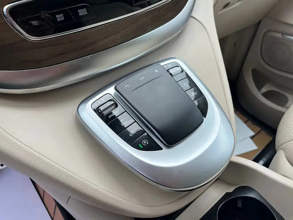 Mercedes-Benz V-Class 2020 — фото 13