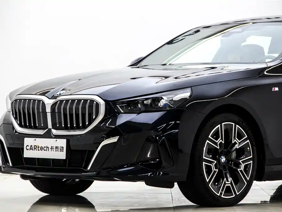 BMW 5 Series 2025 — фото 8