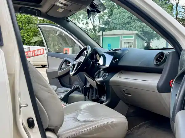 Toyota RAV4 2011