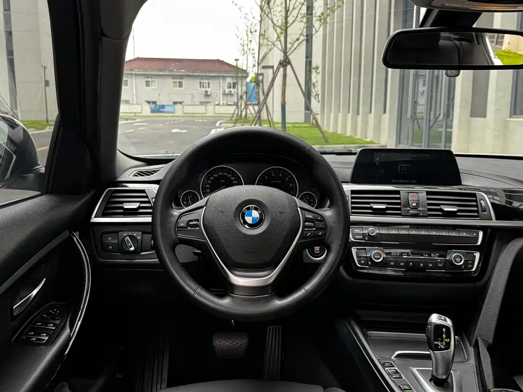 BMW 3 Series 2017 — фото 11