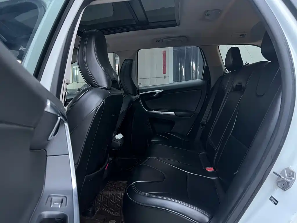 Volvo XC60 2017 — фото 14