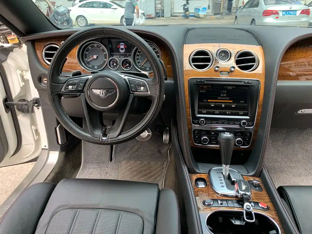 Bentley Continental 2013 — фото 11