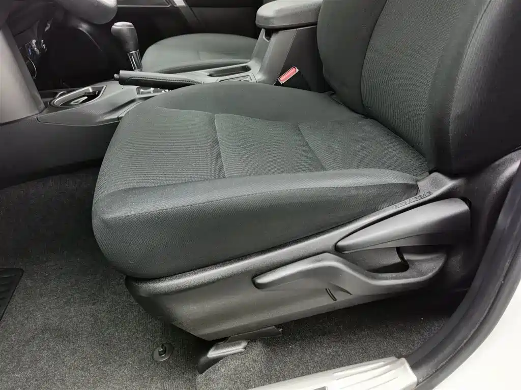 Toyota RAV4 2018 — фото 20