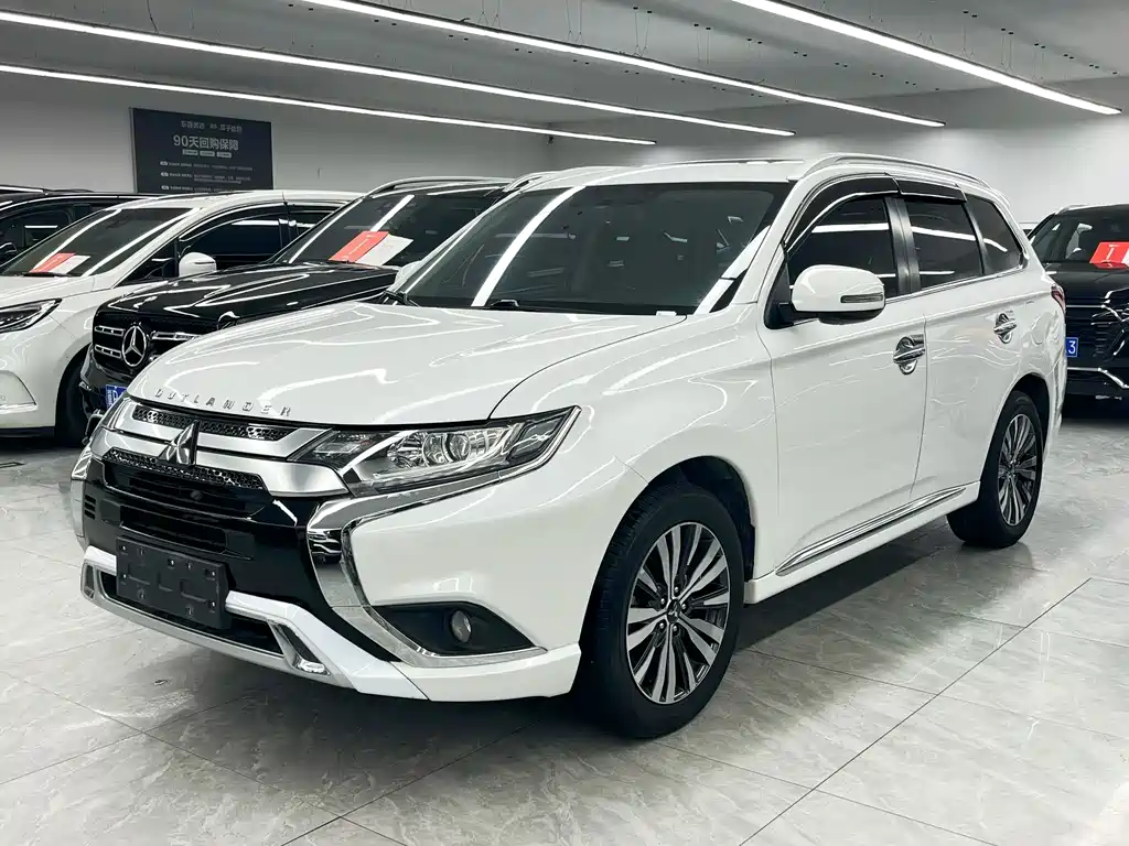 Mitsubishi Outlander 2021 — фото 1