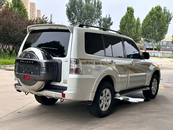 Mitsubishi Pajero 2020
