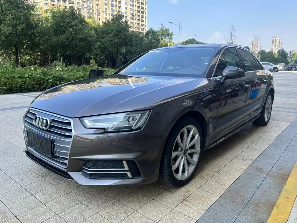 Audi A4L 2018 — фото 1