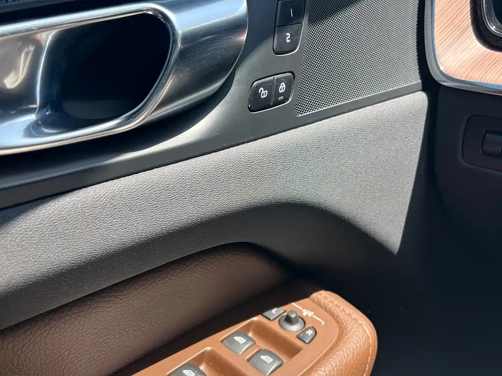 Volvo XC60 2022 — фото 12