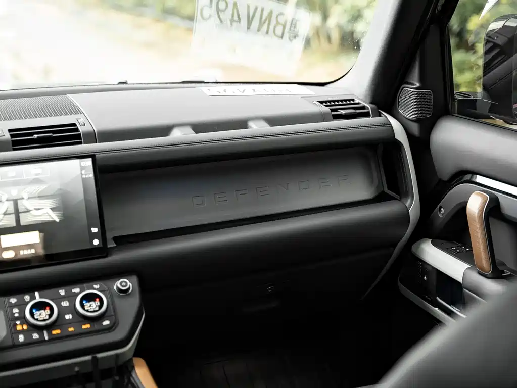 Land Rover Defender 2023 — фото 10