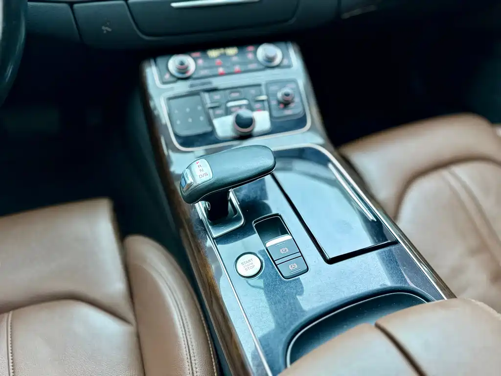 Audi A8 2015 — фото 9
