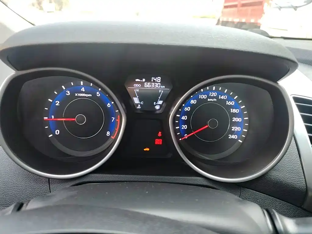 Hyundai Elantra 2016 — фото 12