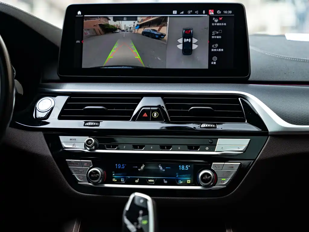 BMW 5 Series 2023 — фото 11