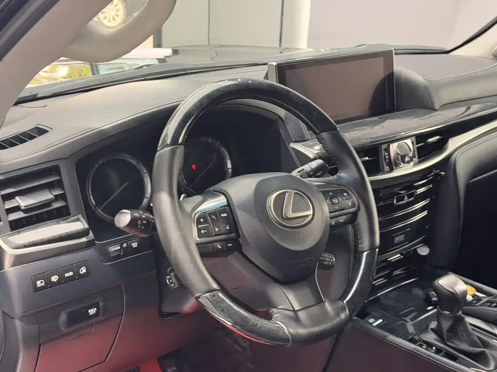 Lexus LX 2017 — фото 11
