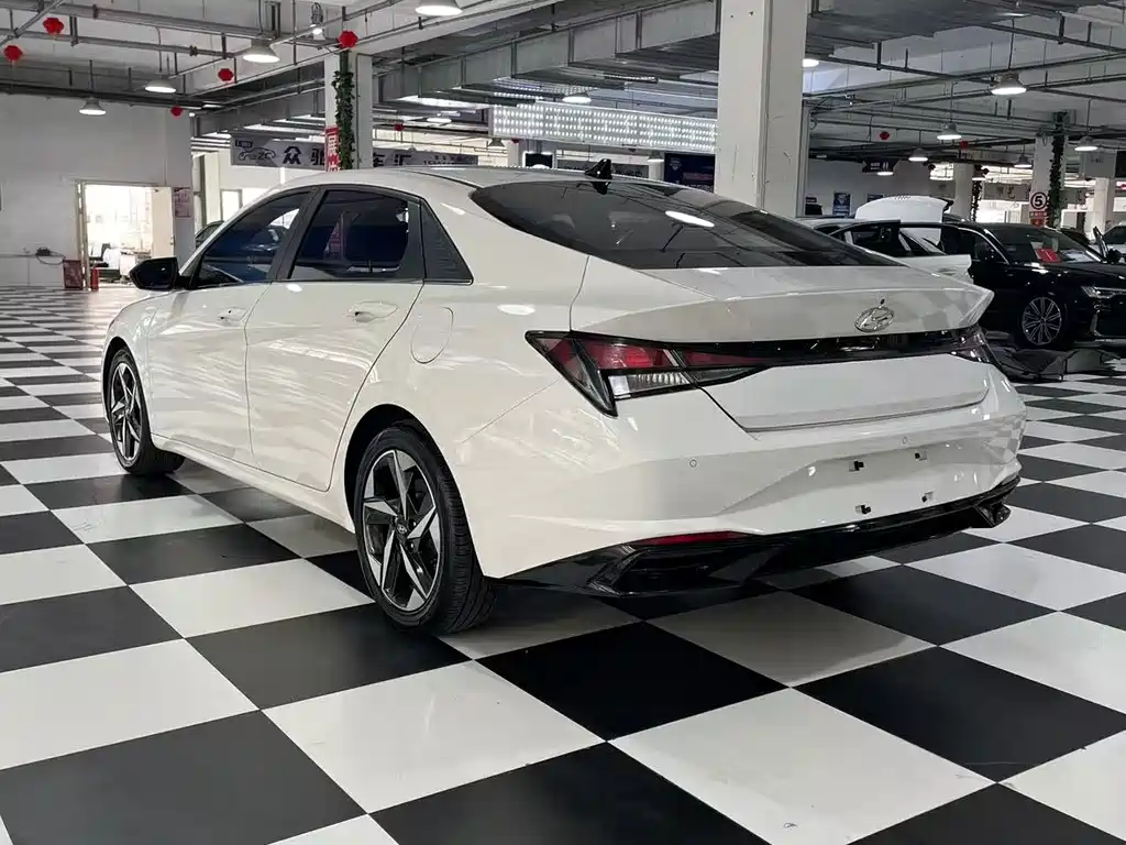 Hyundai Elantra 2022