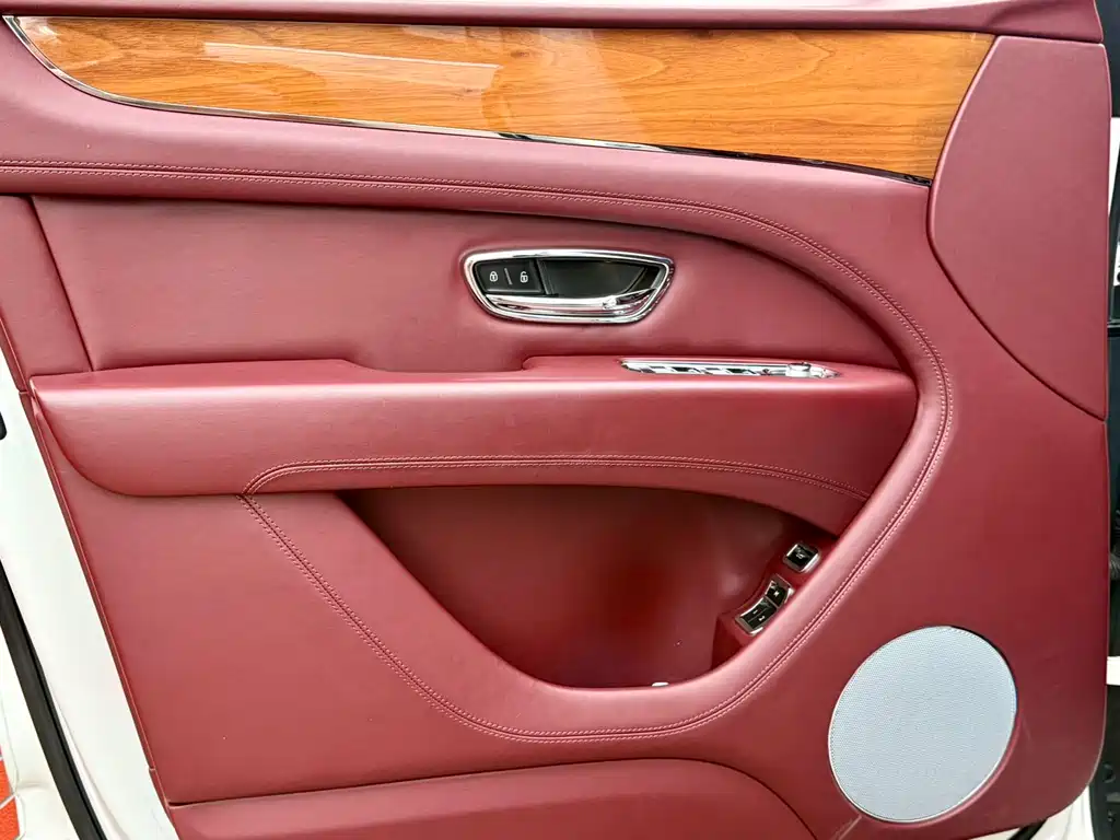 Bentley Bentayga 2021 — фото 10