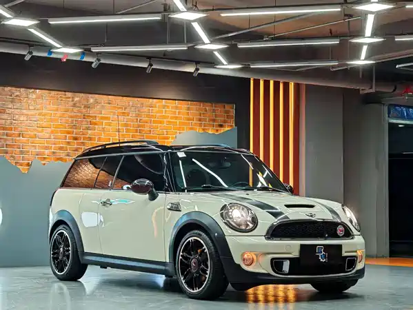 MINI Clubman 2011