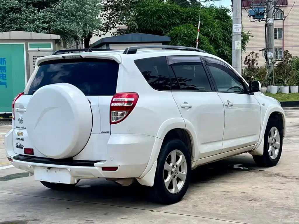 Toyota RAV4 2011 — фото 12