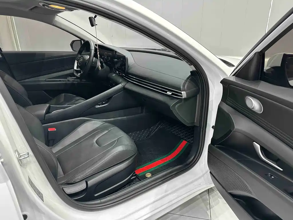 Hyundai Elantra 2023 — фото 19