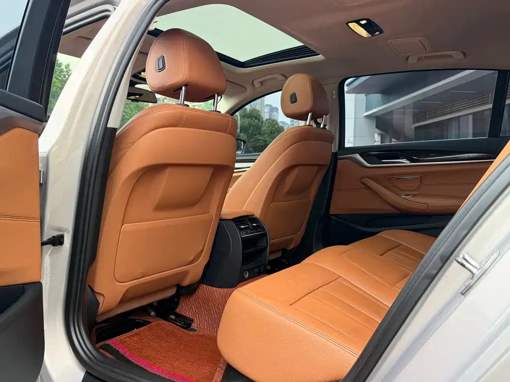 BMW 5 Series 2018 — фото 9