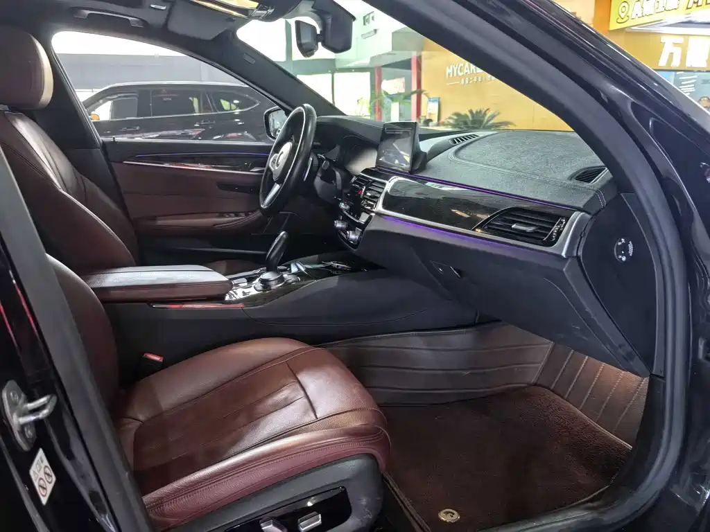 BMW 5 Series 2019 — фото 13