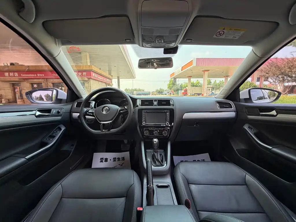 Volkswagen Sagitar 2016