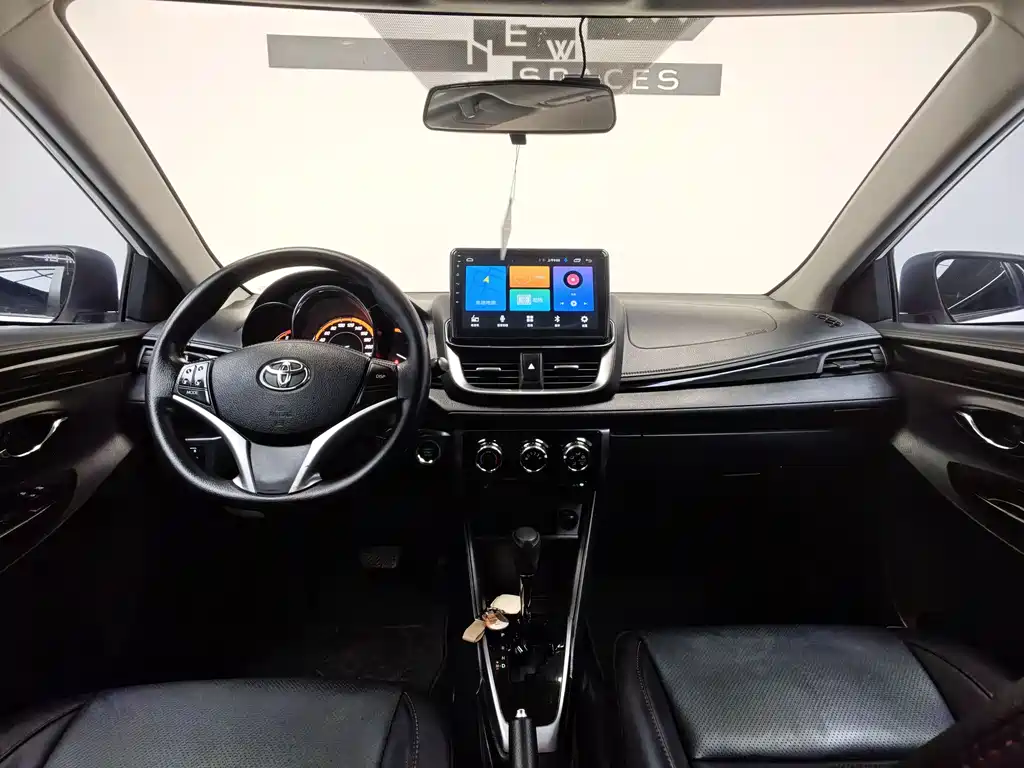 Toyota Yaris L 2023 — фото 16