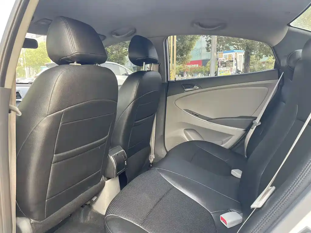 Hyundai Verna 2015 — фото 11