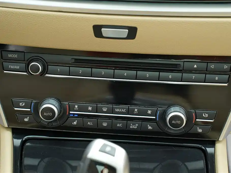 BMW 5 Series GT 2015 — фото 12