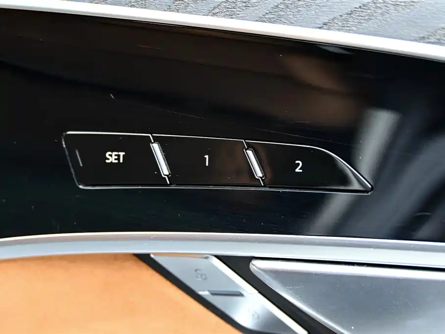 Audi A8 2023 — фото 29