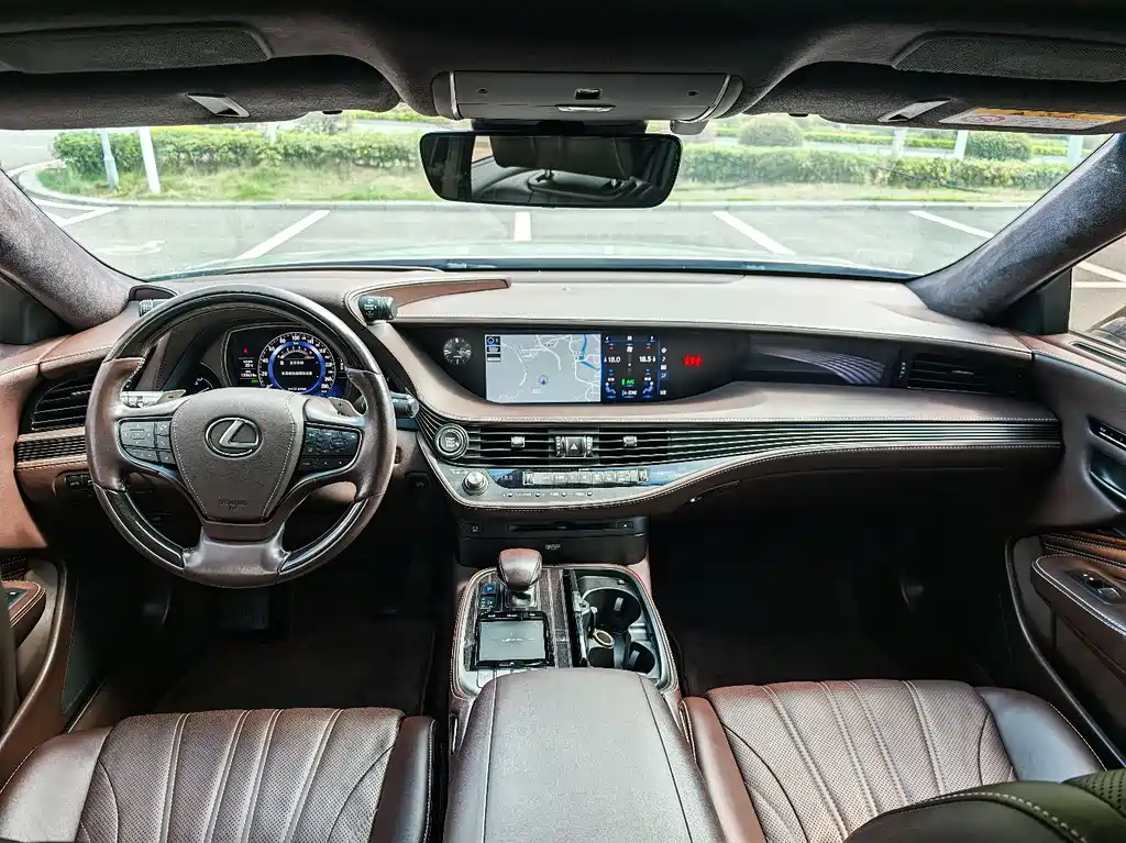 Lexus LS 2018 — фото 16